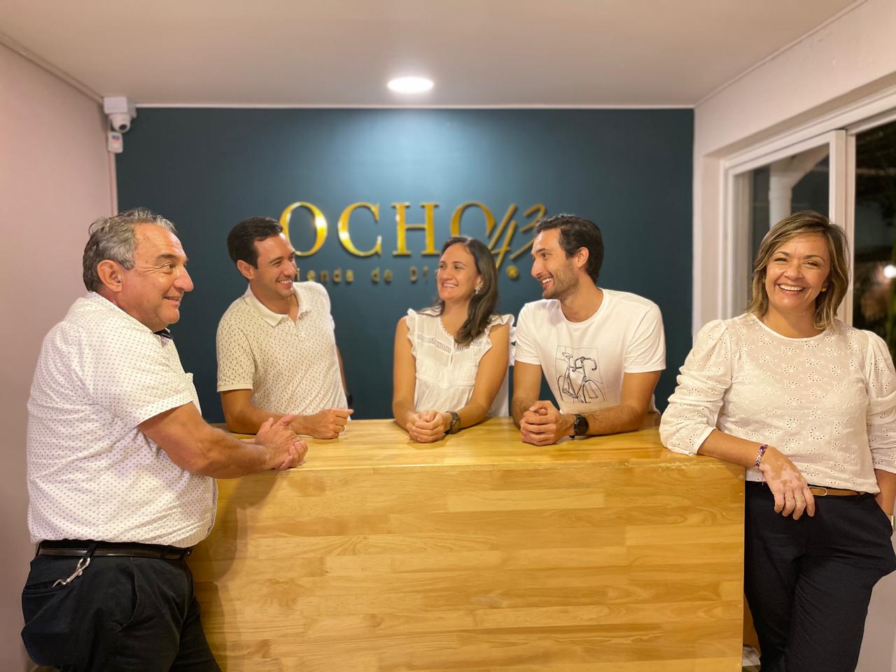 Descubriendo el Talento Local en ocho43: Un Tesoro de Moda y Artesanía